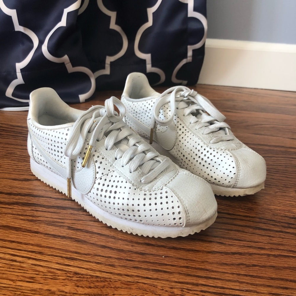White Nike sneakers size 6.5